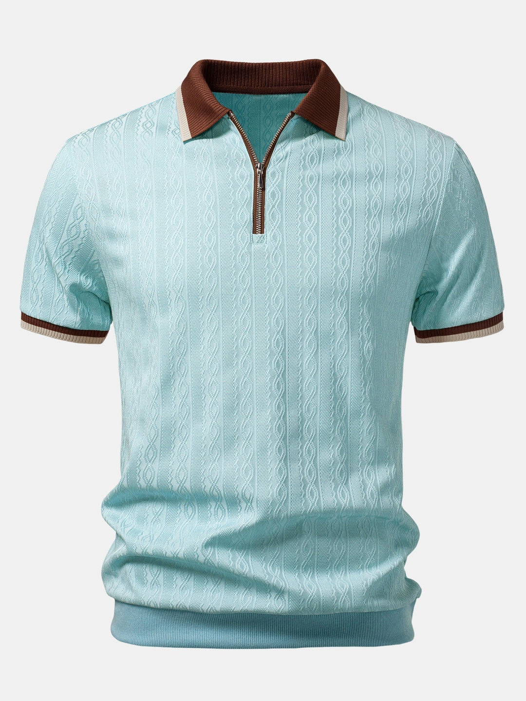 Vorderansicht des hellblauen Poloshirts mit Zopfmuster, braunem Kragen, Reißverschluss und braun-beige gestreiften Ärmelbündchen. 9