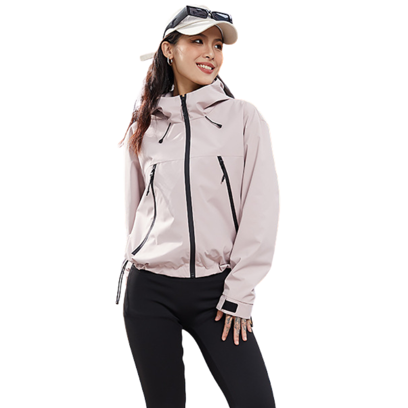 Rosa Jacke mit gerafftem Saum und herunterhängenden Kordeln, getragen von einer lächelnden Frau, leicht seitlich 10