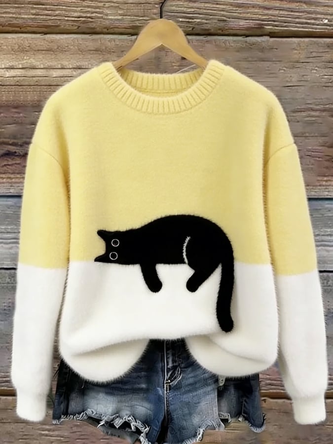 Flauschiger Pullover in Hellgelb und Weiß mit schwarzer Katze, am Holzbügel vor Jeansshorts 7
