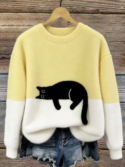 Flauschiger Pullover in Hellgelb und Weiß mit schwarzer Katze, am Holzbügel vor Jeansshorts 7