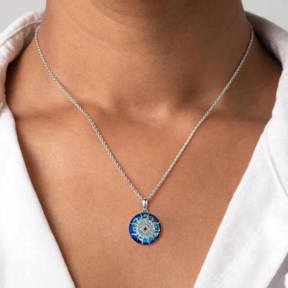 Silberkette mit blauem Mandala-Anhänger, Damen-Halskette, modisches Schmuckdesign.