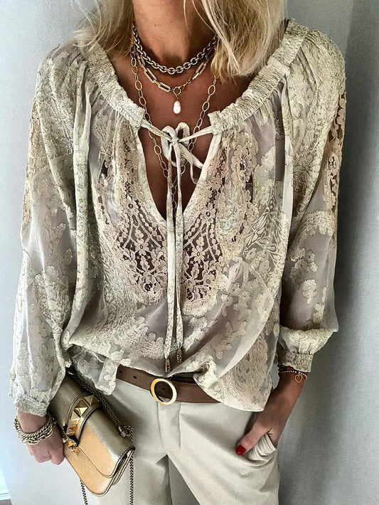 Damenbluse aus Spitze, beige, mit V-Ausschnitt und Bindeband, modisch, elegant, lässig.
