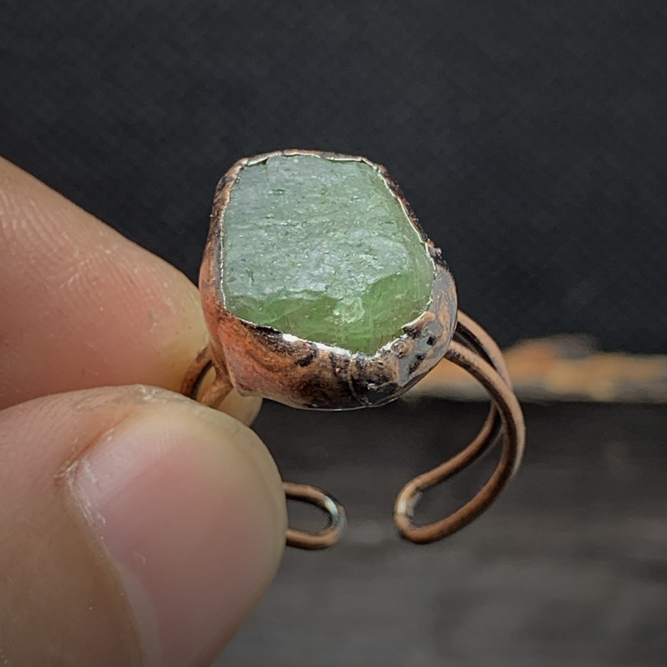 Rohstein-Ring aus Kupfer mit grünem Edelstein, handgefertigter Schmuck, Unikat, rustikales Design.
