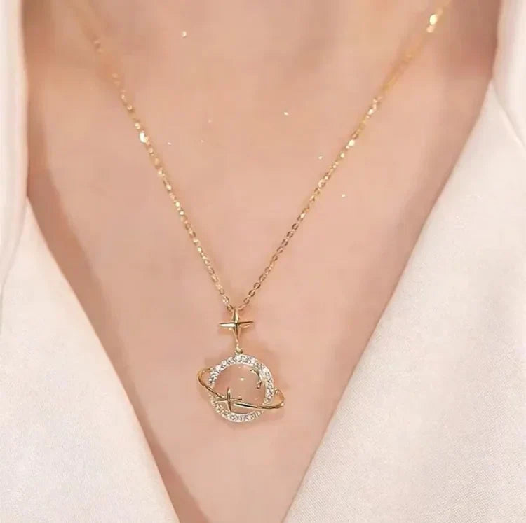 Goldene Halskette mit Kreuzanhänger, Zirkonia-Steinen, elegantes Schmuckdesign.