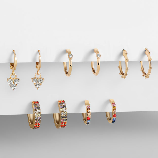 Goldene Creolen-Set mit Herzanhänger und bunten Zirkonia, modische Damen-Ohrringe.