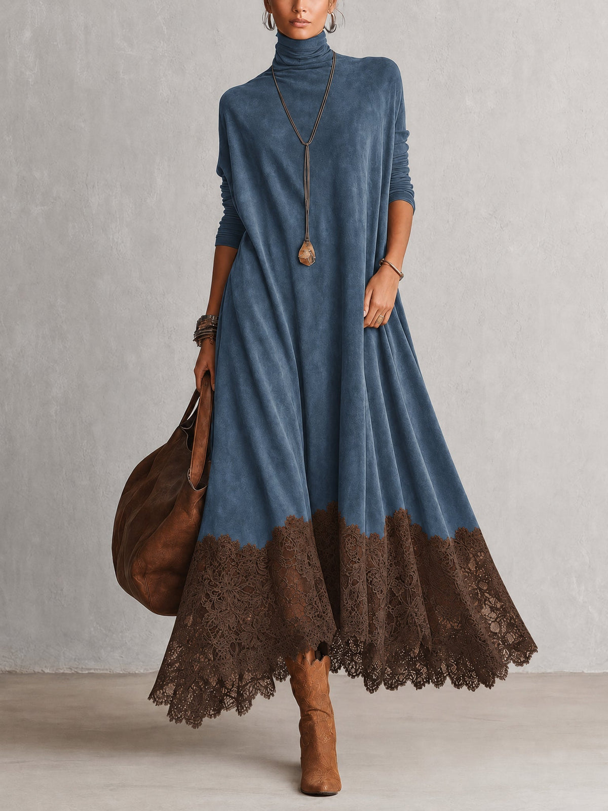 Kleid in Blau mit braunem Spitzensaum, Ganzkörperansicht mit Stiefeln und brauner Ledertasche 7