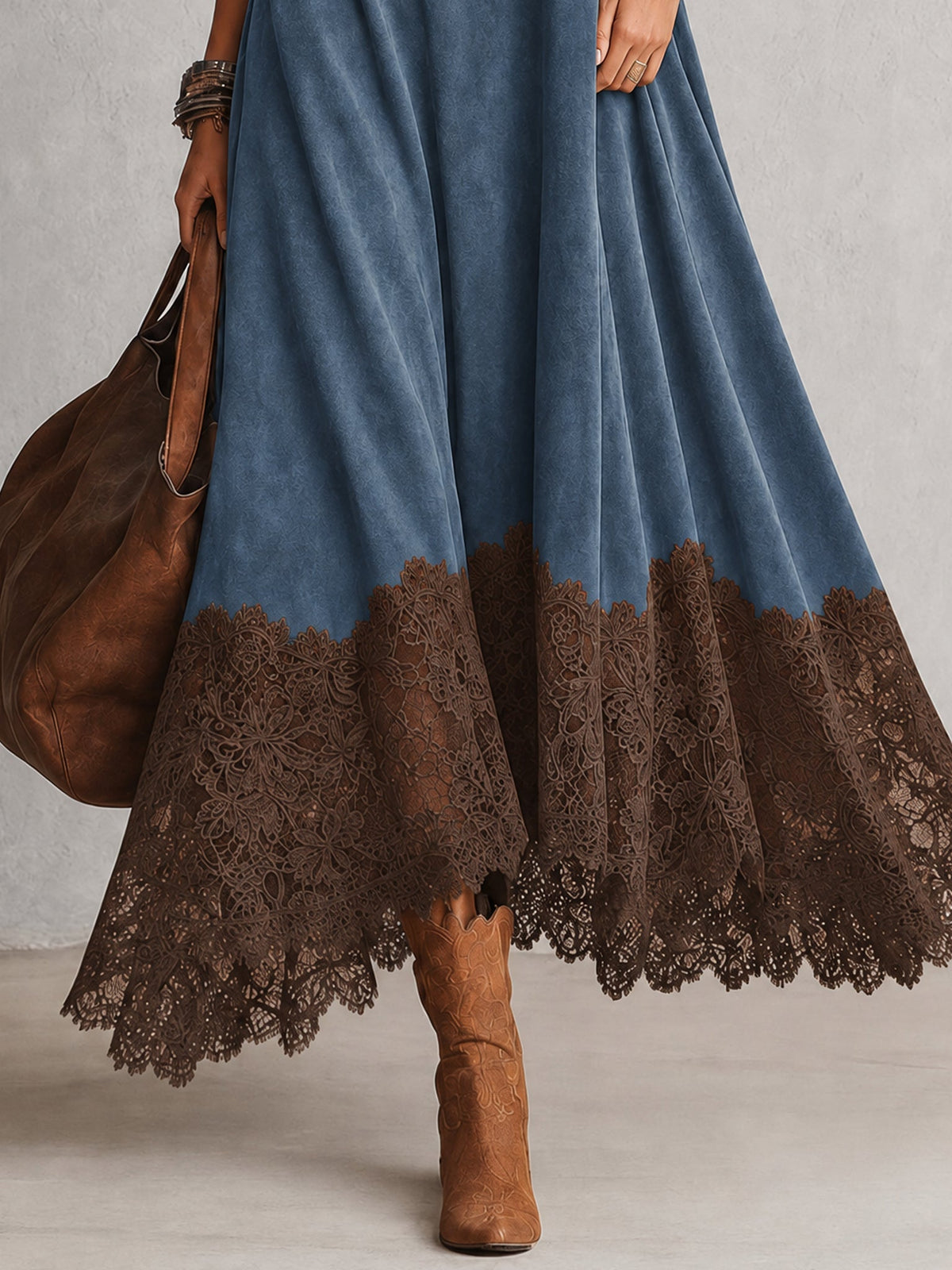 Detail des blauen Rocks mit breitem braunem Spitzensaum, dazu Cowboystiefel und Tasche 12