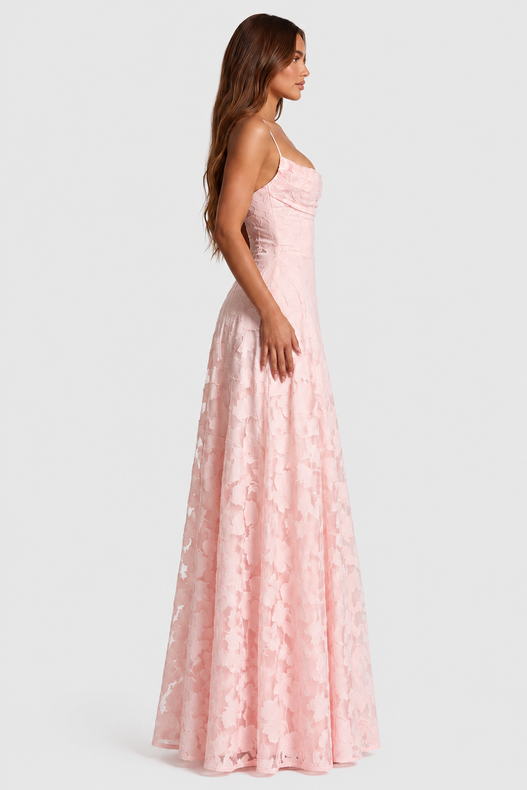 Rosa Blumenspitzen-Kleid im Profil, Model seitlich stehend; Seitennaht, drapierter Ausschnitt und ausgestellter Rock gut erkennbar. 7