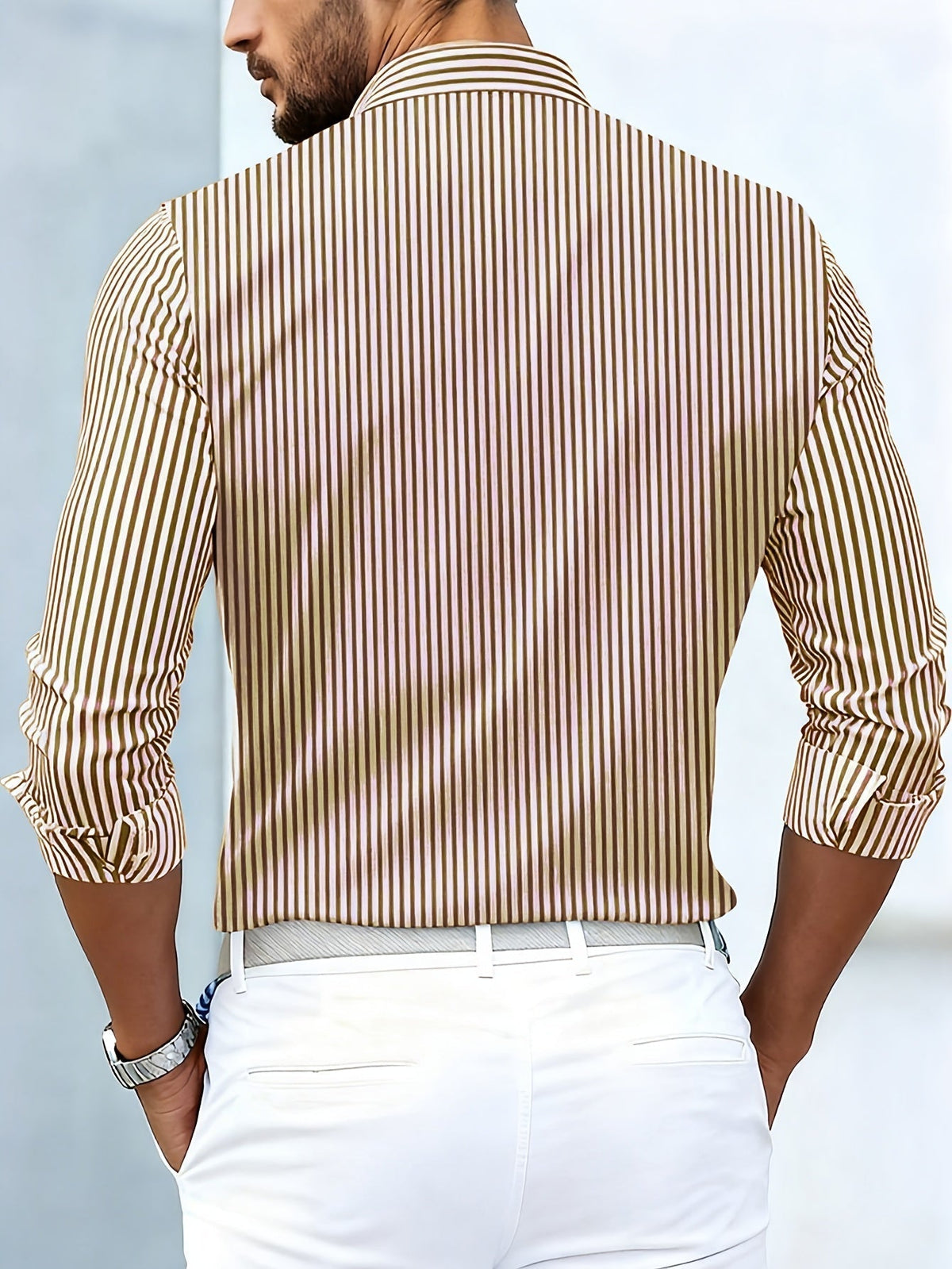 Rückansicht des braun-beige gestreiften Hemds mit gleichmäßigen senkrechten Streifen und langen Ärmeln, kombiniert mit weißer Hose. 6