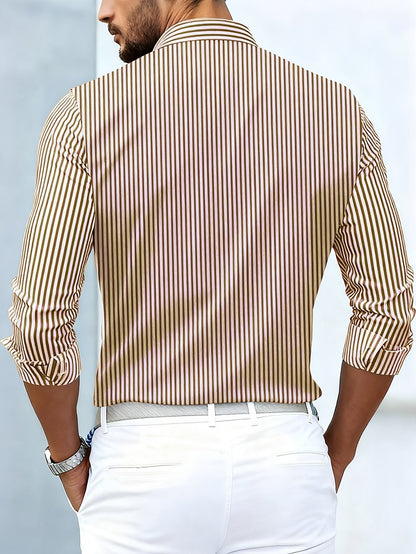 Rückansicht des braun-beige gestreiften Hemds mit gleichmäßigen senkrechten Streifen und langen Ärmeln, kombiniert mit weißer Hose. 6