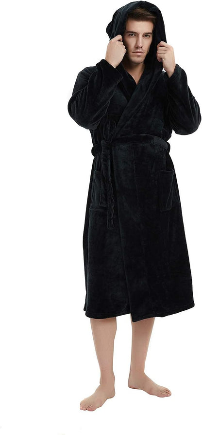 Mann im schwarzen Fleece-Bademantel mit Kapuze, Taschen und Gürtel, gemütliche Nachtwäsche.