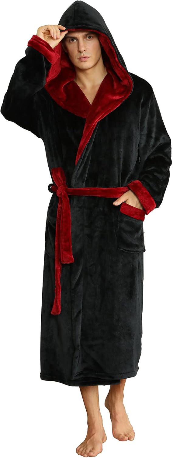 Schwarzer Bademantel mit rotem Futter, Kapuze und Gürtel, Herren, Fleece, gemütlich.