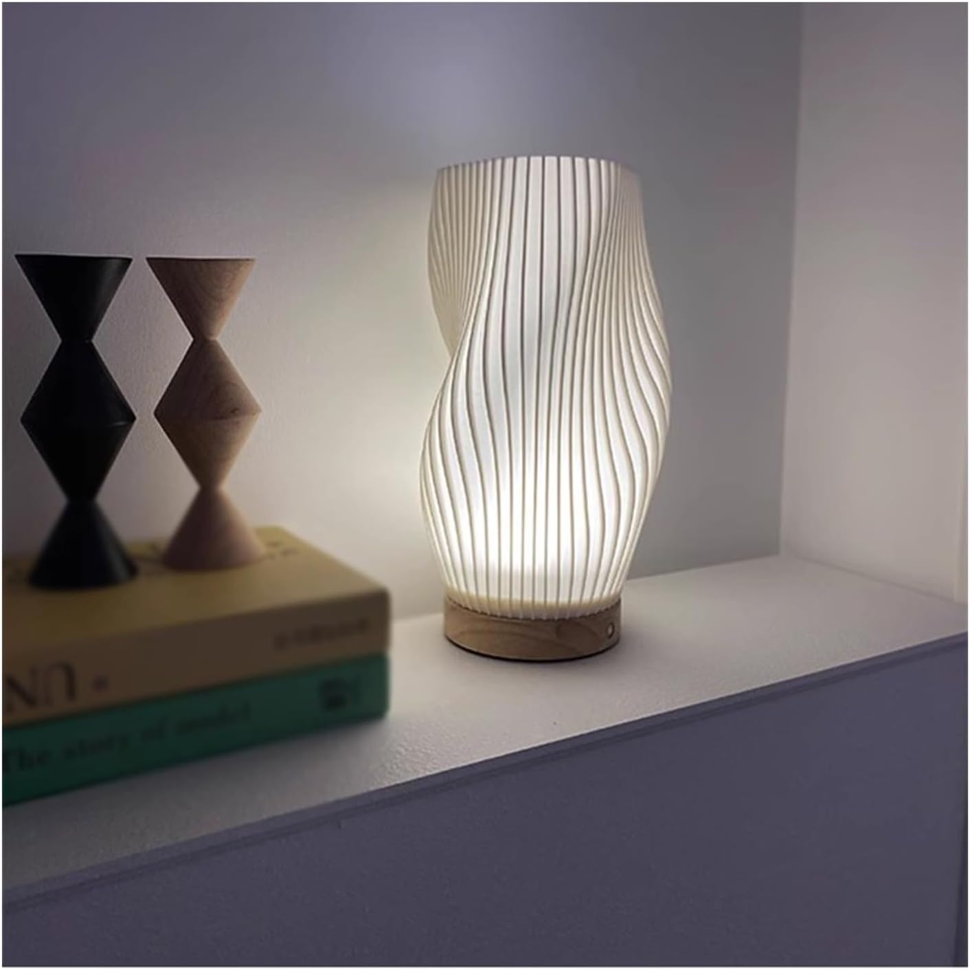 Moderne Tischlampe aus Holz und Kunststoff, wellenförmig, warmweißes Licht, minimalistisches Design.