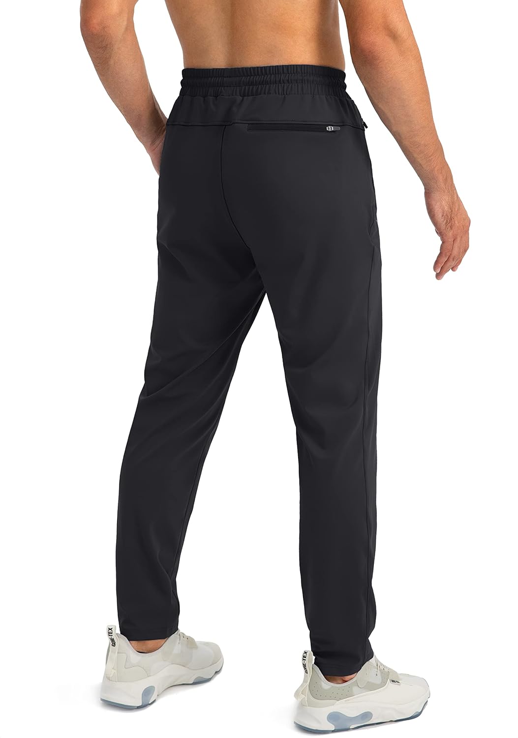 Mann in schwarzer Jogginghose, Rückansicht, Sportbekleidung, elastischer Bund, Fitnessmode