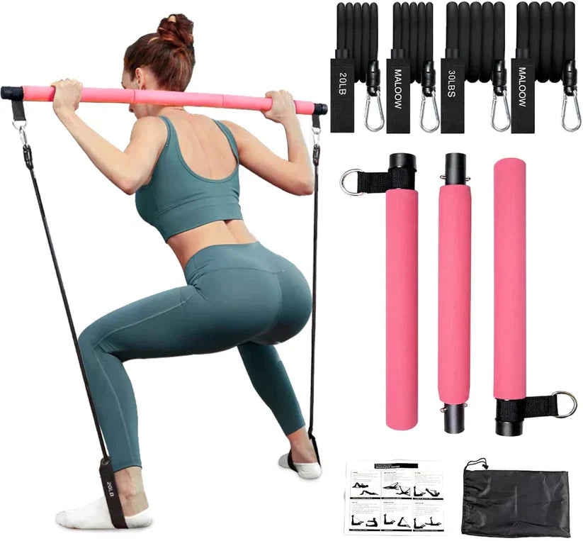 Frau trainiert mit rosa Pilates-Stange und Widerstandsbändern, Fitness-Set, Heimtraining.
