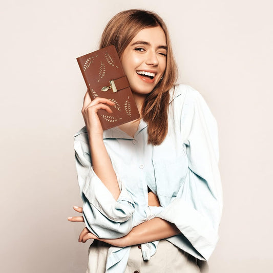 Frau mit brauner Lederhandtasche, lächelnd, modisch, Accessoire, Damenmode, elegant.