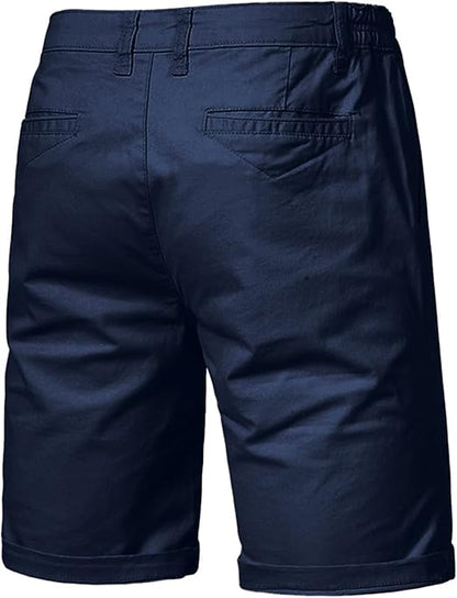 Rückansicht der blauen Shorts mit zwei aufgesetzten Gesäßtaschen, Gürtelschlaufen und umgeschlagenem Saum. 11