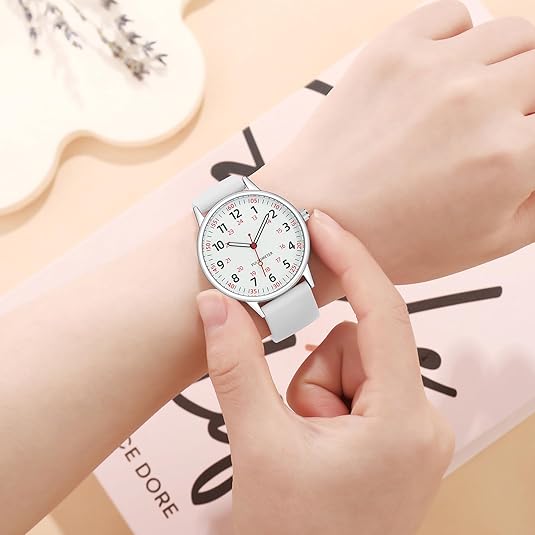 Person trägt weiße Armbanduhr mit rundem Zifferblatt und arabischen Ziffern, minimalistisch.