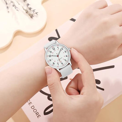 Person trägt weiße Armbanduhr mit rundem Zifferblatt und arabischen Ziffern, minimalistisch.