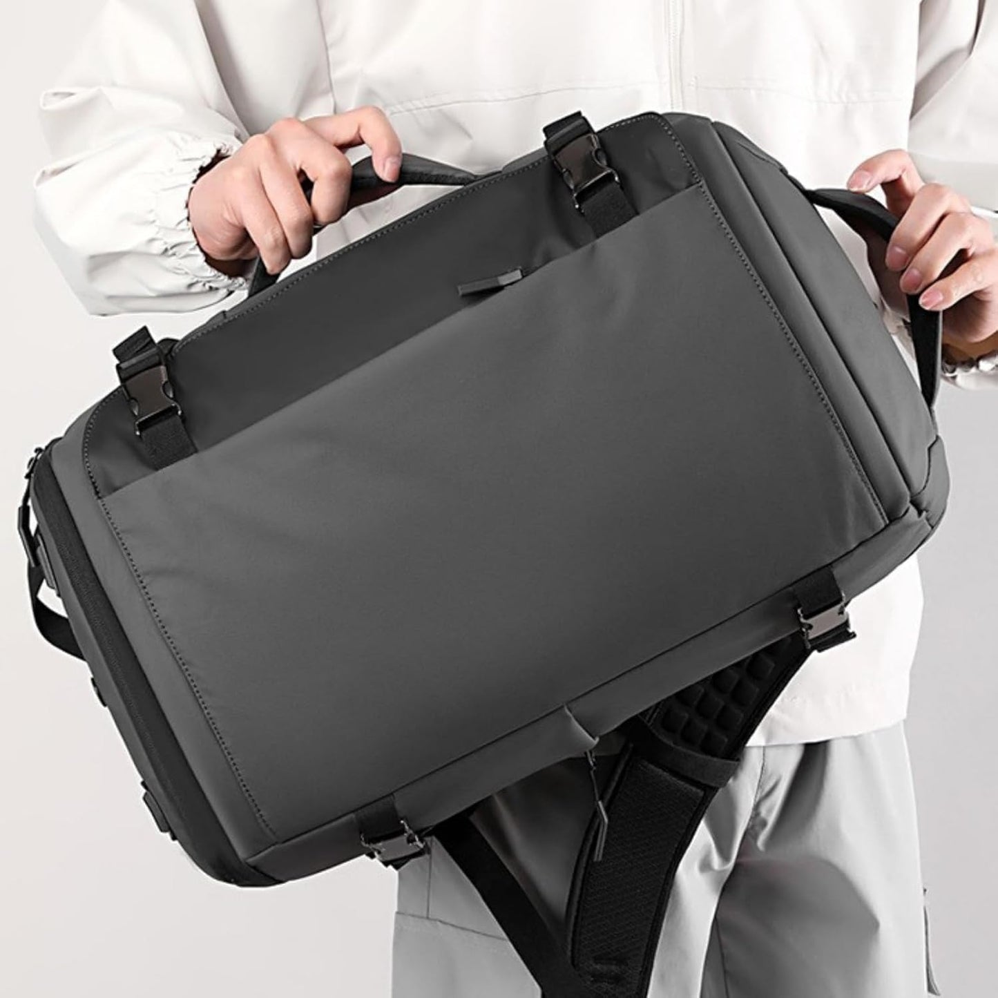 15” Wasserdichter Laptop-Rucksack mit Seitenöffnung & USB-C-Anschluss – TrekPro Serie