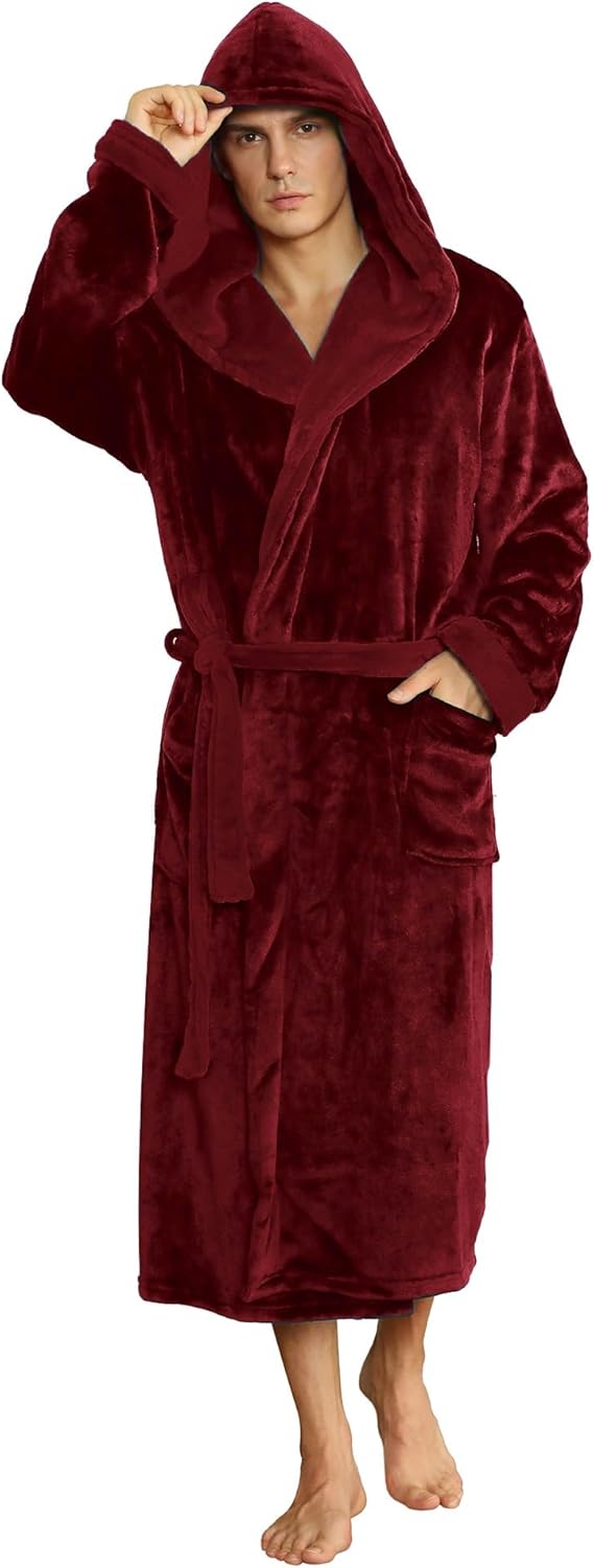 Mann im weinroten Fleece-Bademantel mit Kapuze, Taschen und Gürtel, gemütliche Nachtwäsche.