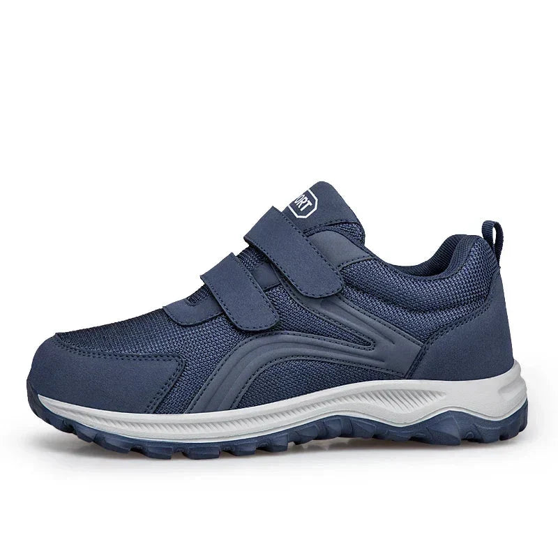 Blauer Klettschuh mit zwei Riemen und heller Sohle in der Seitenansicht 13