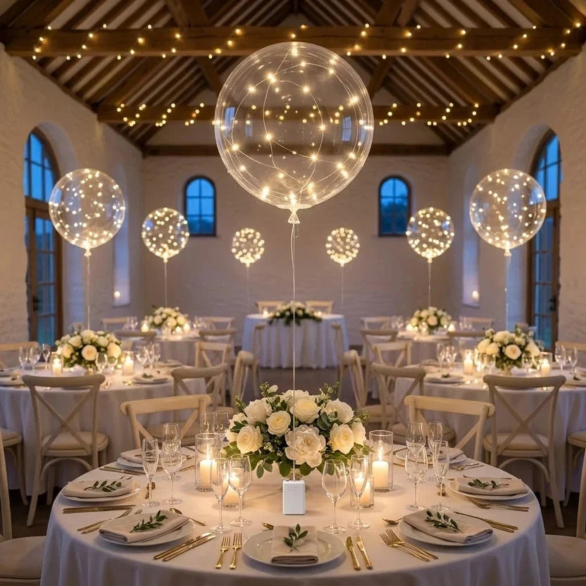 Ein großer leuchtender Ballon über einem Blumengesteck auf rundem Hochzeitstisch in festlichem Saal 5