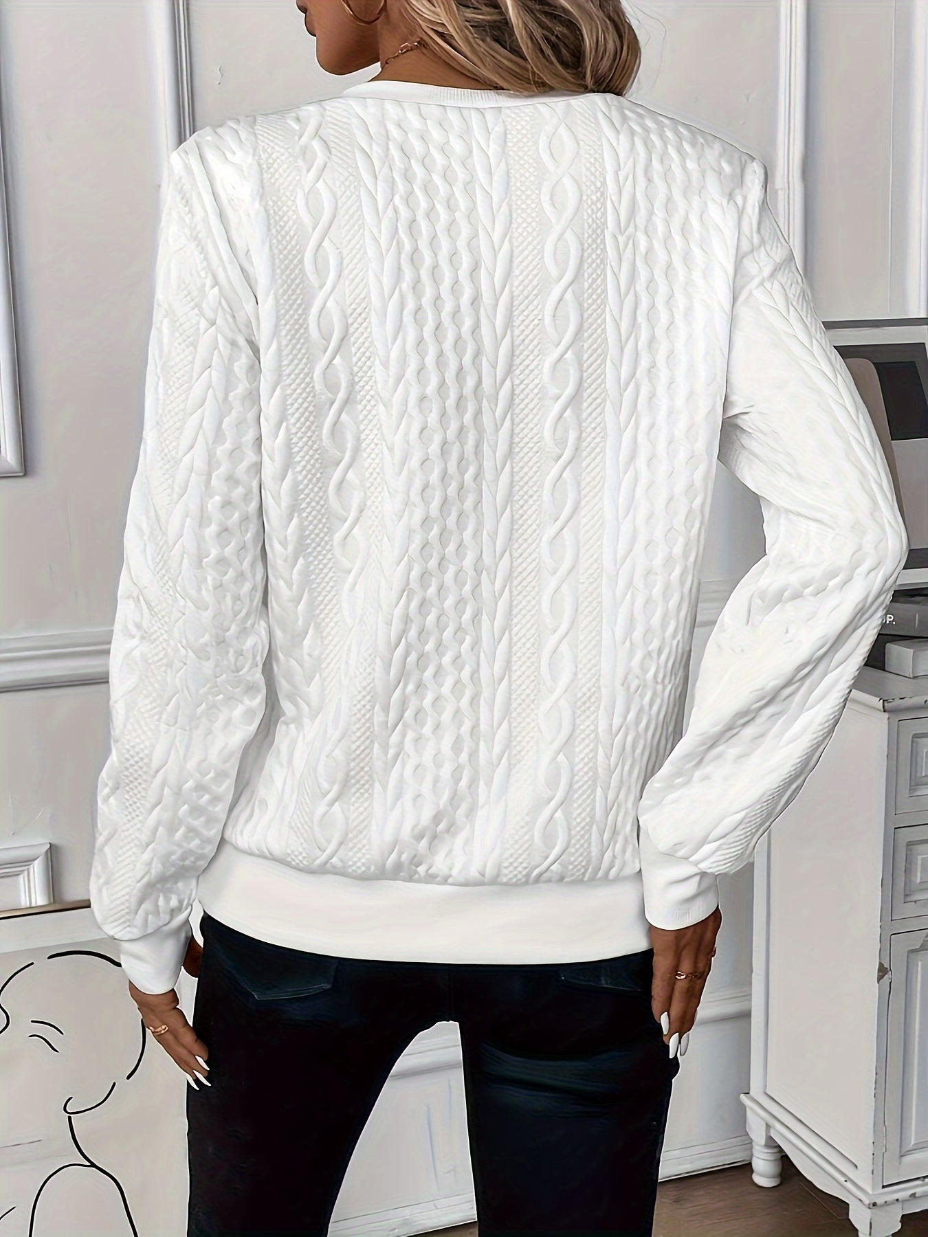 Frau in weißem Strickpullover mit Zopfmuster, Rückansicht, modisch, gemütlich, elegant.
