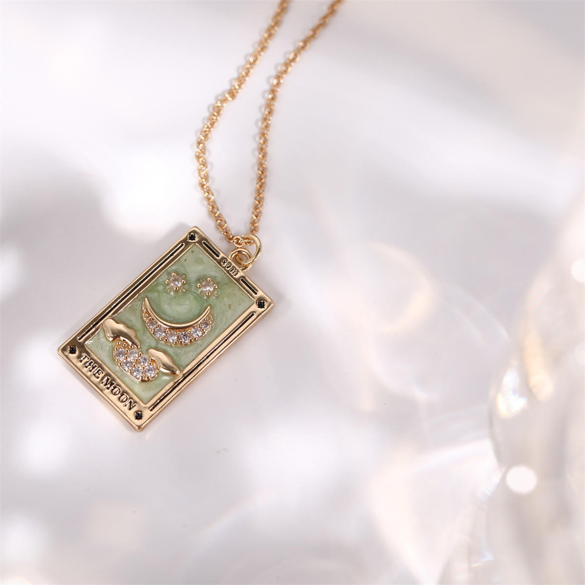 Goldene Halskette mit Smiley-Anhänger, grünem Emaille und Strasssteinen, modischer Schmuck.