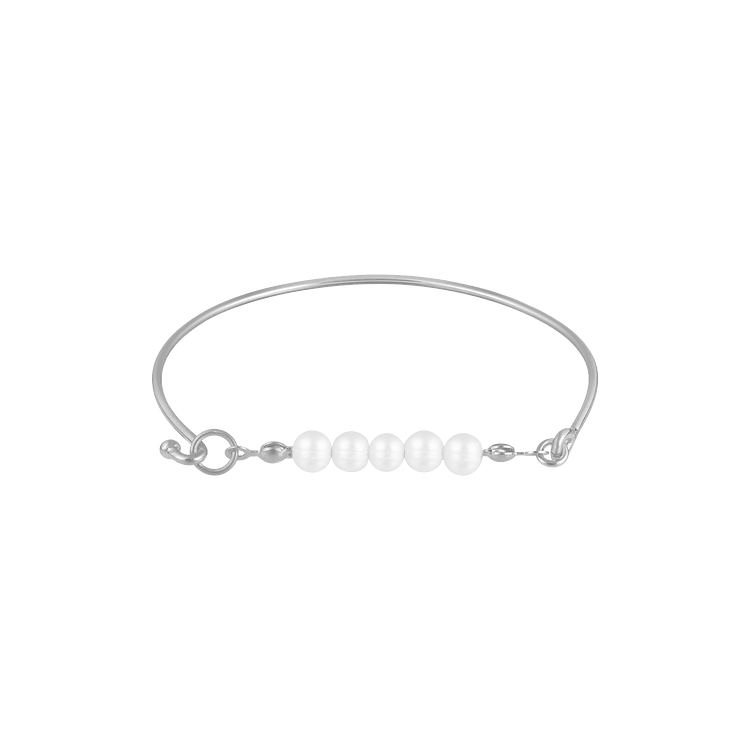 Silberarmband mit fünf weißen Perlen, elegantes Schmuckdesign, Damenaccessoire, Geschenkidee.