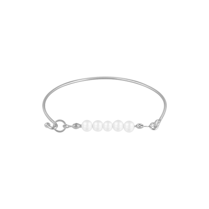 Silberarmband mit fünf weißen Perlen, elegantes Schmuckdesign, Damenaccessoire, Geschenkidee.