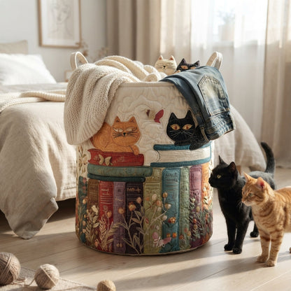 Korb im Schlafzimmer mit Strickdecke und Jeans am Rand, davor eine schwarze und eine rotgetigerte Katze. 5