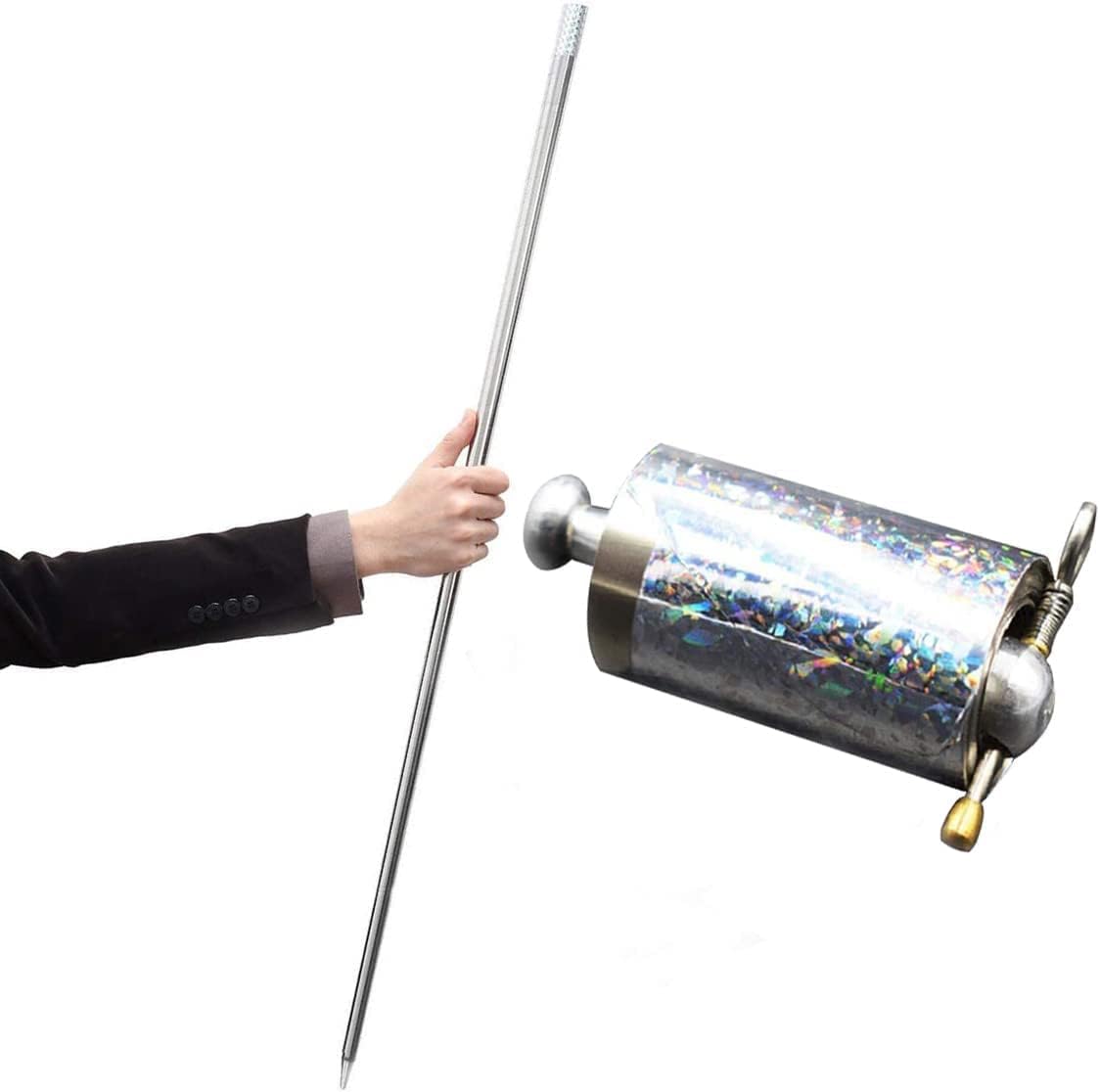 Ein Arm im Anzugärmel hält den ausgezogenen Stab, daneben die aufgerollte Metallrolle mit goldenem Stift und Ring 2