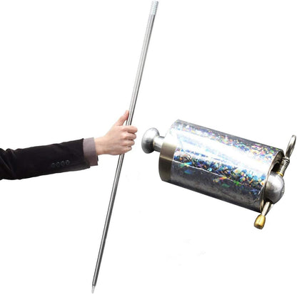 Ein Arm im Anzugärmel hält den ausgezogenen Stab, daneben die aufgerollte Metallrolle mit goldenem Stift und Ring 2