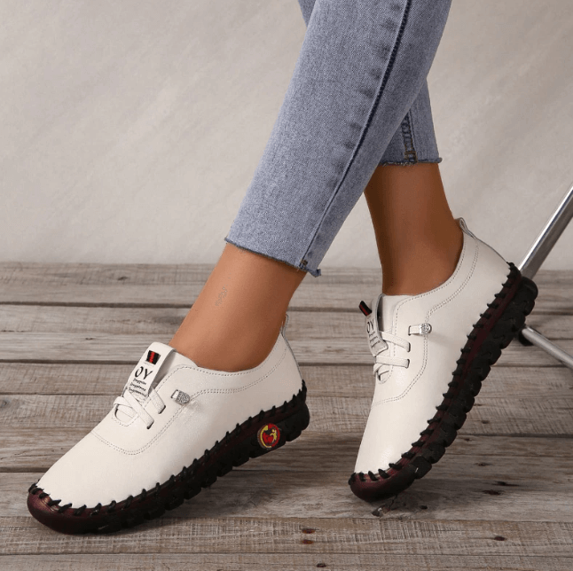 Damen Freizeitschuhe weiß, Leder, rutschfeste Sohle, bequem, modisch, Jeans, Holzfußboden.