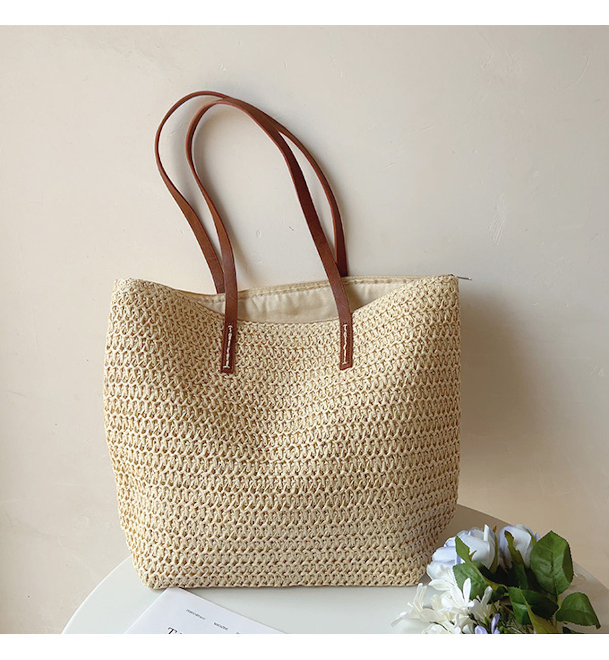 Strohtasche mit braunen Ledergriffen, beige, Sommermode, Damenaccessoire, Strandtasche.