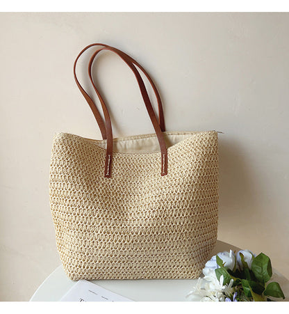 Strohtasche mit braunen Ledergriffen, beige, Sommermode, Damenaccessoire, Strandtasche.