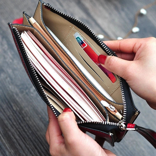 Damen-Geldbörse aus Leder, schwarz-rot, mit Reißverschluss, Kartenfächer, elegantes Design.