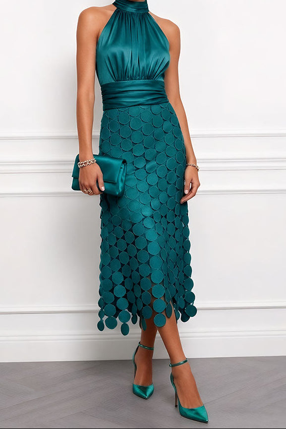Dasselbe Kleid in Smaragdgrün, getragen mit grüner Satin-Clutch und glänzenden grünen Pumps. 6