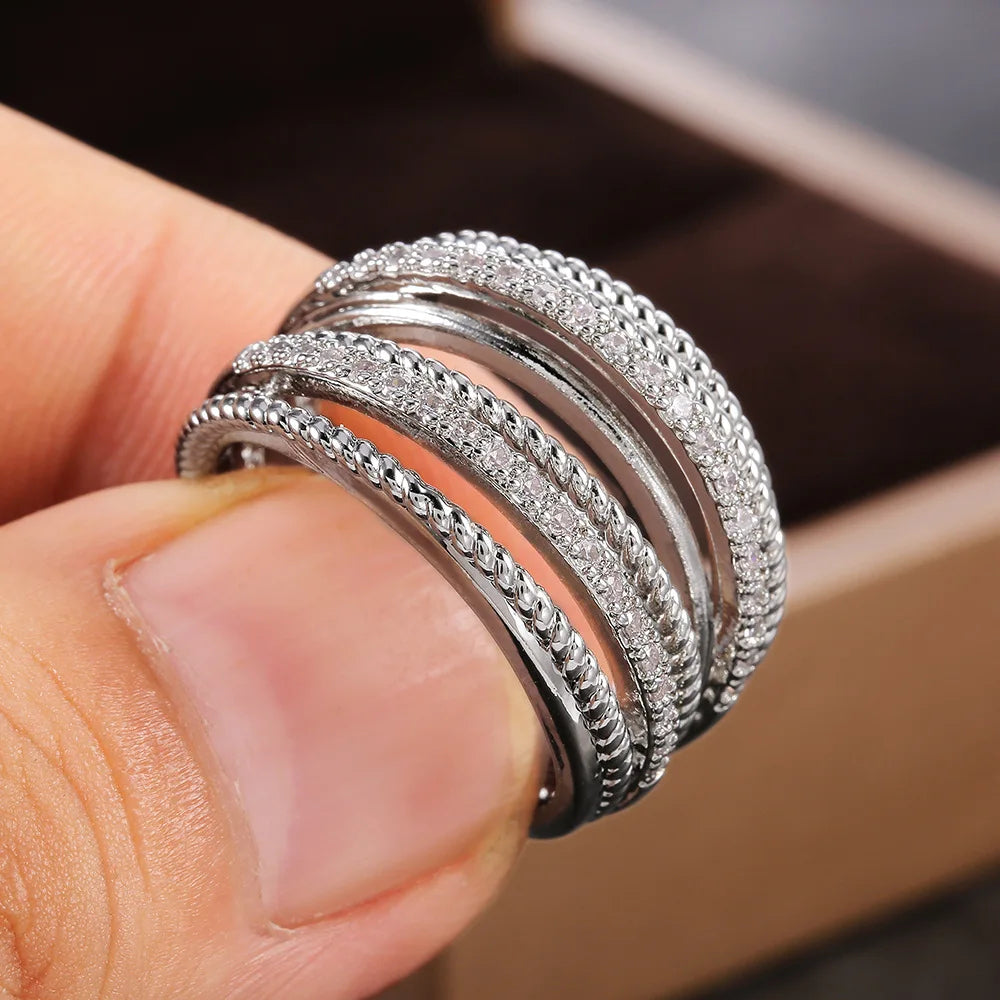 Silberner Damenring mit mehreren Reihen, Zirkonia-Steinen, elegantes Schmuckdesign.