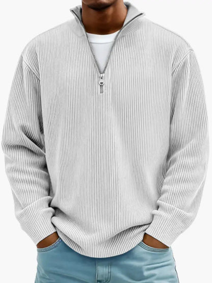 Gerippter Strickpullover in sehr hellem Grau mit Viertelreißverschluss, von einem Model über weißem T-Shirt getragen. 6