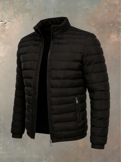 Schwarze Steppjacke mit Stehkragen, offenem Reißverschluss und Seitentaschen, leicht schräg von vorn fotografiert 6