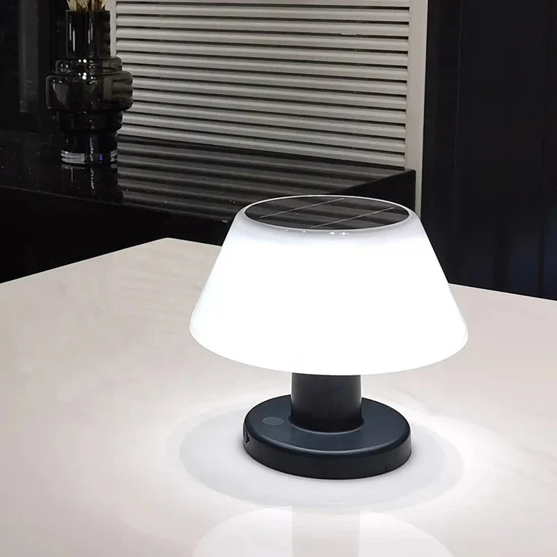 Moderne Solartischlampe, weißer Schirm, schwarzer Sockel, energiesparend, Innenbeleuchtung.