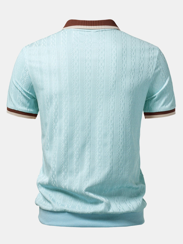 Rückansicht des hellblauen Strick-Poloshirts mit durchgehendem Zopfmuster, braun-beigem Kragenabschluss und gestreiften Ärmelbündchen. 10