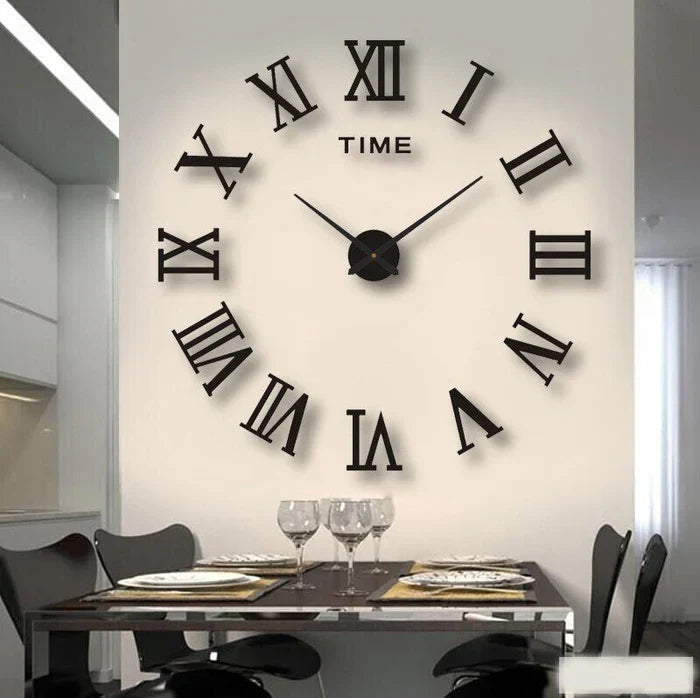 Große schwarze Wanduhr mit römischen Ziffern in modernem Esszimmer, stilvolle Dekoration.