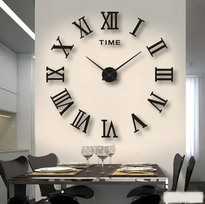 Große schwarze Wanduhr mit römischen Ziffern in modernem Esszimmer, stilvolle Dekoration.