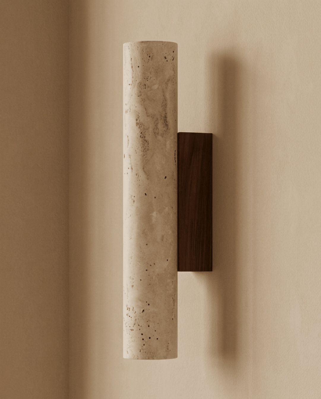 Seitenansicht der Wandlampe aus Travertin mit rechteckiger Halterung aus dunklem Holz, ausgeschaltet 6