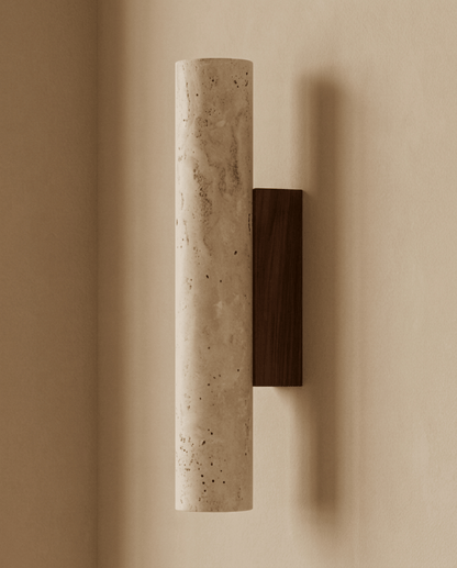 Seitenansicht der Wandlampe aus Travertin mit rechteckiger Halterung aus dunklem Holz, ausgeschaltet 6