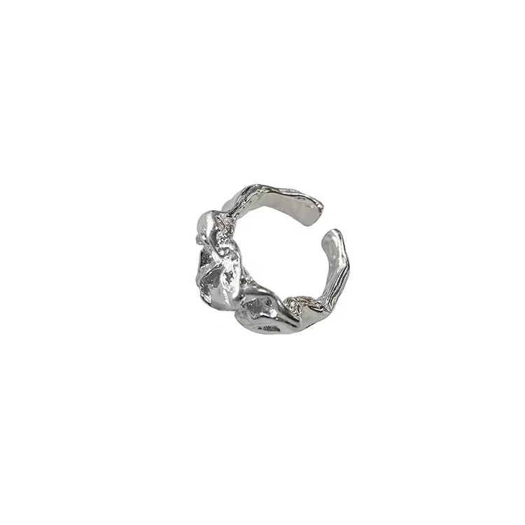 Silberner, strukturierter Ring aus Metall, modern, unisex, modisches Accessoire, Schmuckdesign.