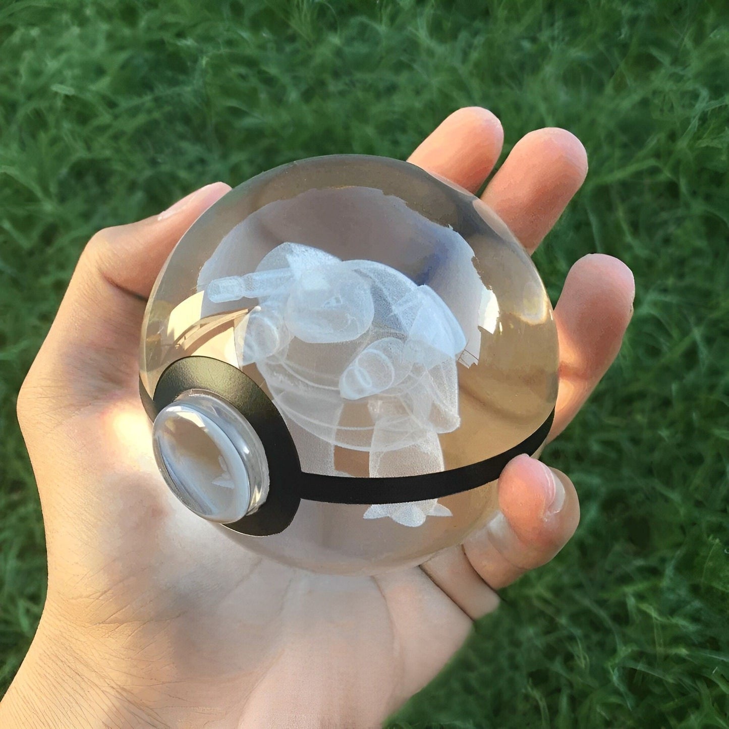 AA OUTOF STOCK Kristall-Pokékugel mit LED-Standfuß – Interaktives Sammelspielzeug